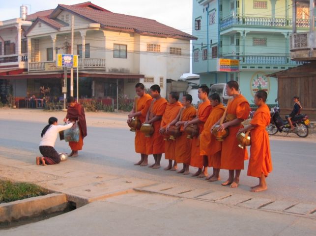 Früh am Morgen ziehen die Mönche durch die Stadt und empfangen Almosen…